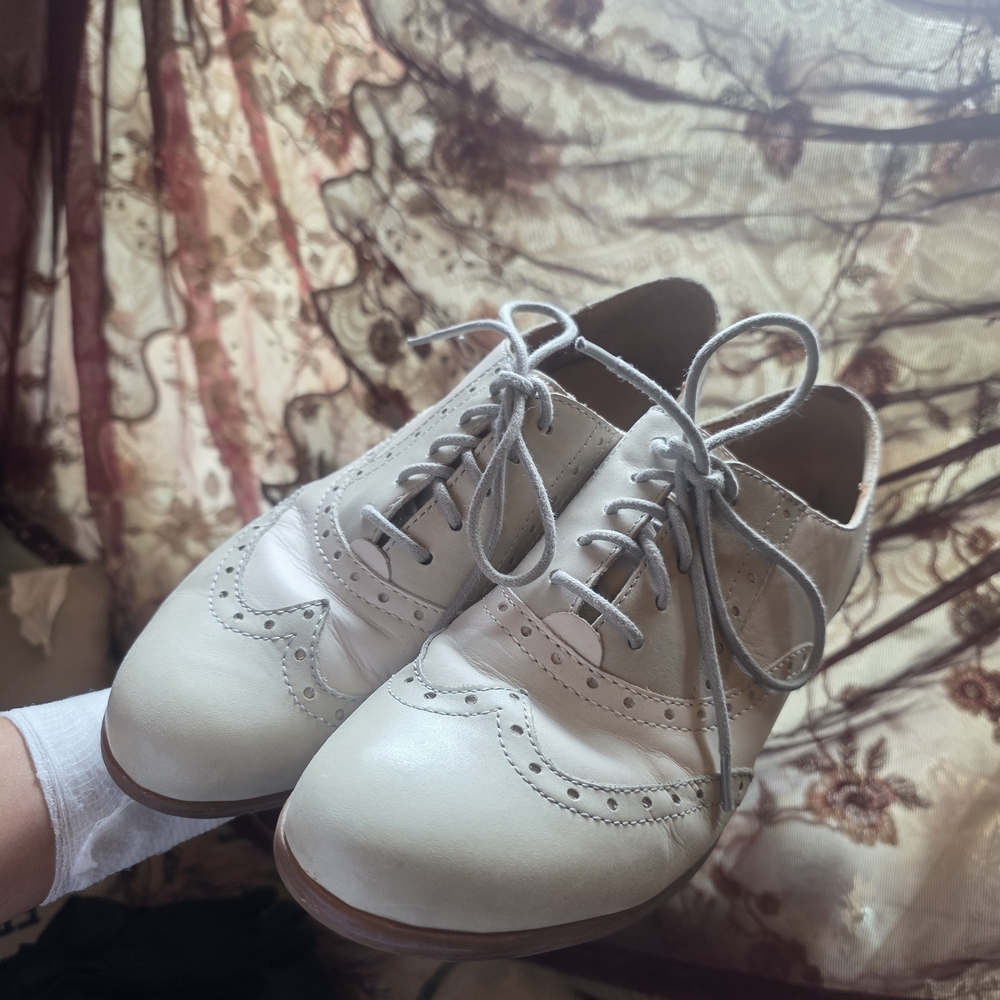 Classic Born White Brogue Women's Shoes - Picture 2 of 3
